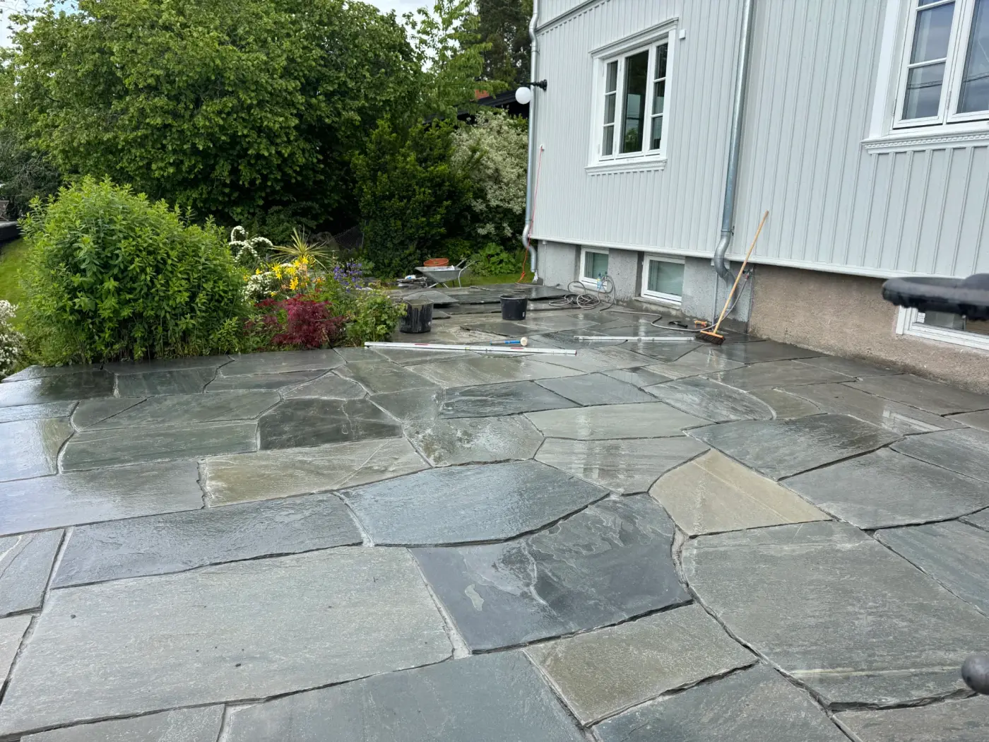 Naturlig spaltet skifer i grønngrå nyanser, terrasse ved hus med hager