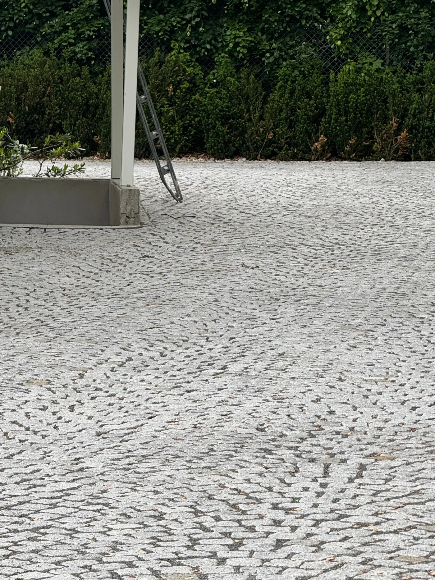 Nærbilde av ferdig brosteinsflate lagt i buemønster