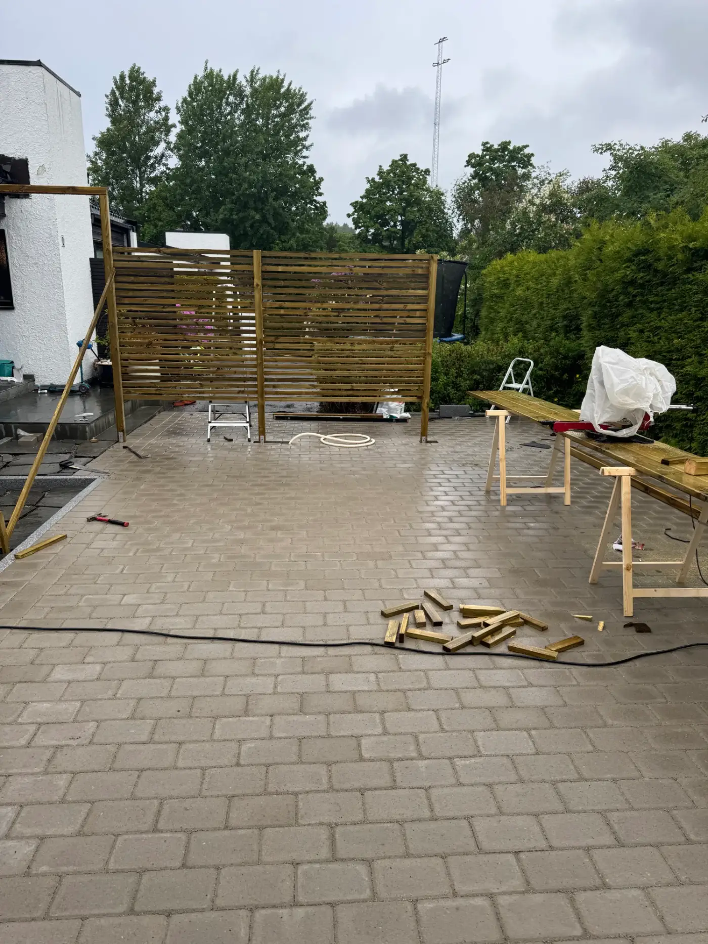 To leveggseksjoner i tre på ferdig lagt belegningsstein under arbeid