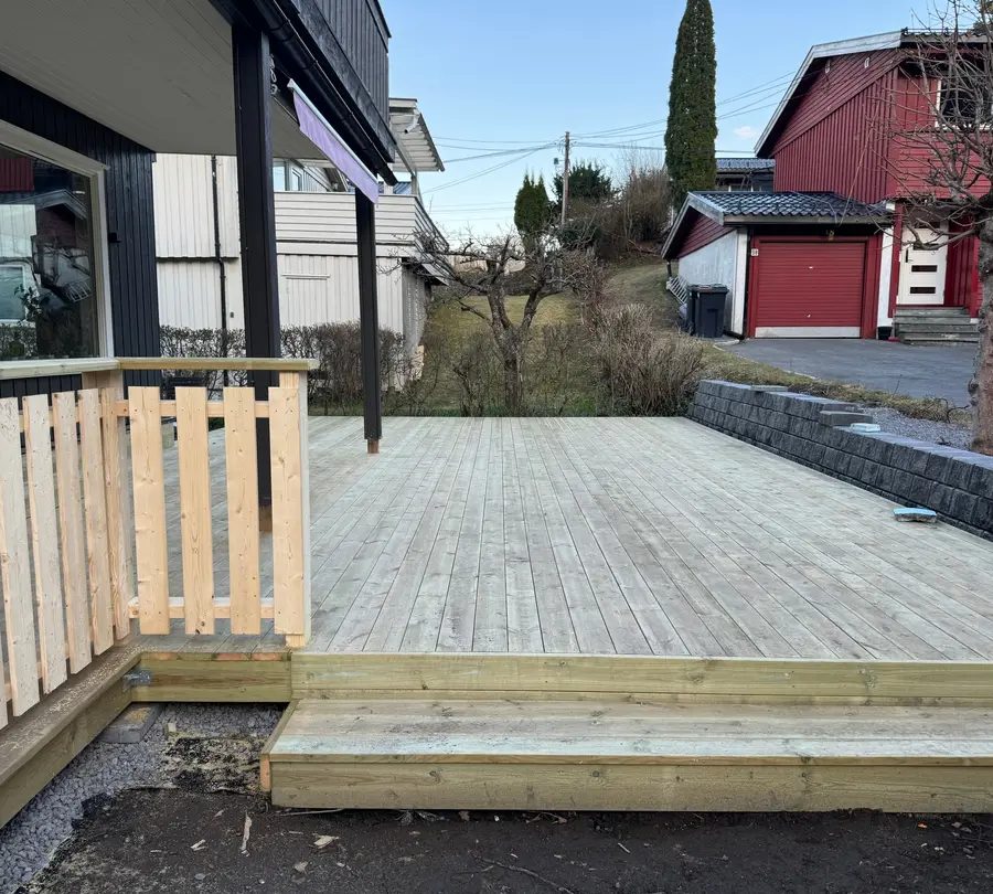 Ferdig lav platting i impregnert tre med trinn og betongstøttemur