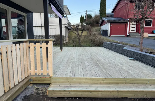 Ferdig lav platting i impregnert tre med trinn og betongstøttemur