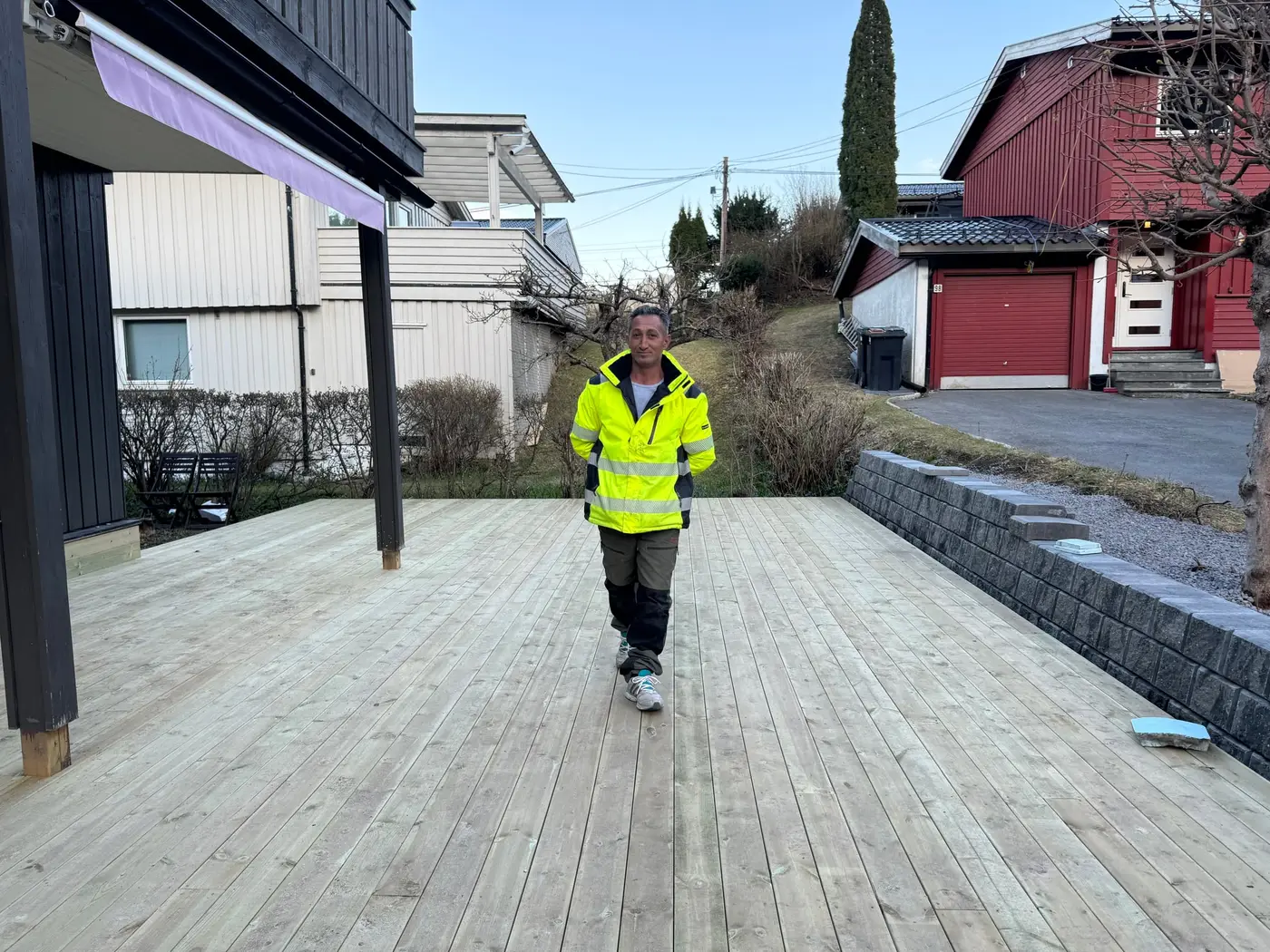Håndverkeren vår på nylagt platting i tre