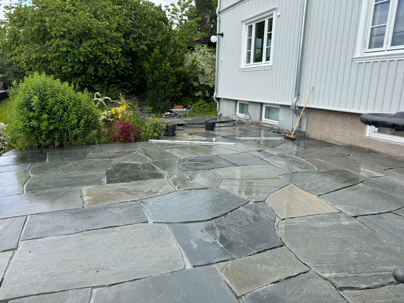 Ferdig lagt uteplass i grå bruddskifer