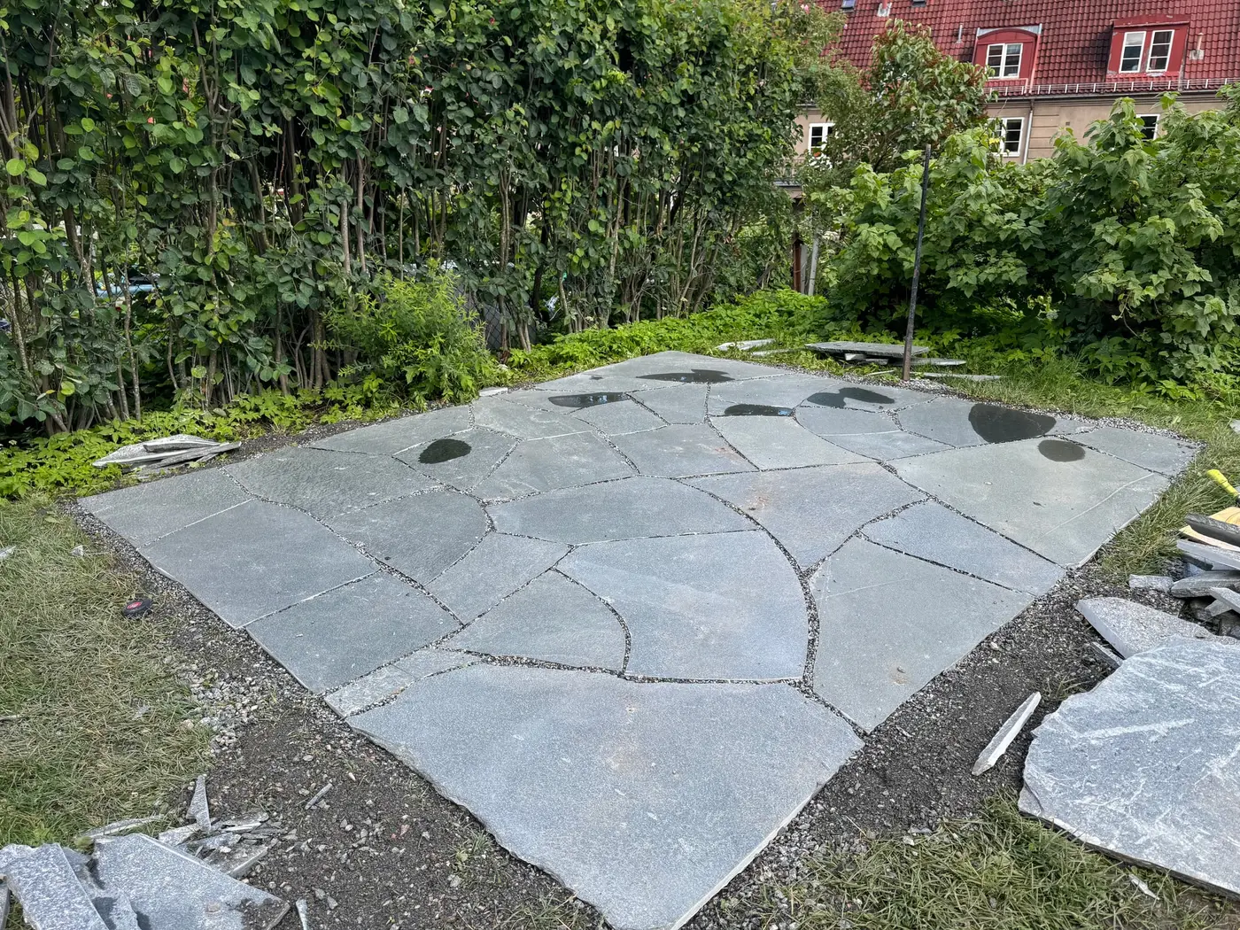 Ferdig uteplass i grå bruddskifer med tette fuger