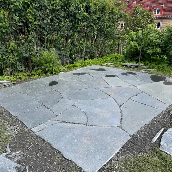 Ferdig uteplass i grå bruddskifer med tette fuger