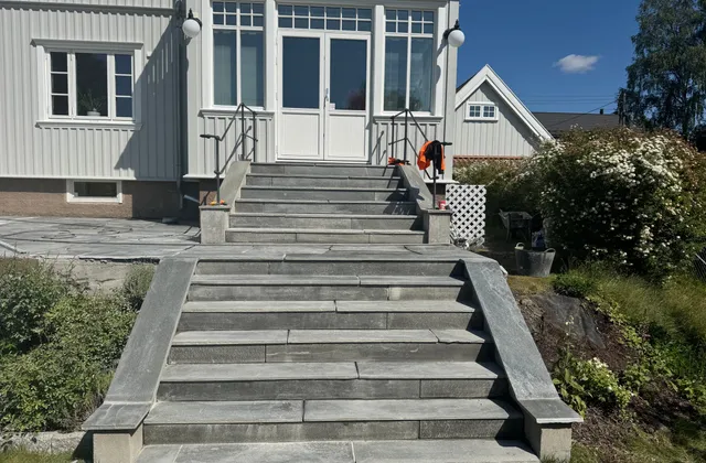 Todelt utetrapp i skifer opp til inngangsparti på hvit villa i Oslo