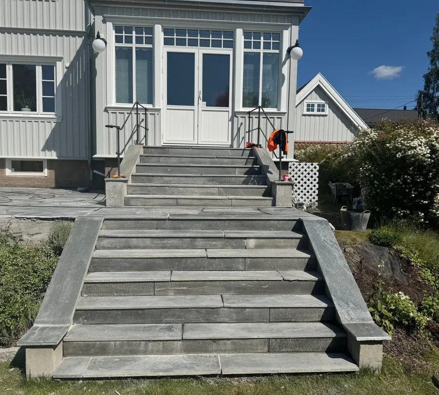 Todelt utetrapp i skifer opp til inngangsparti på hvit villa i Oslo