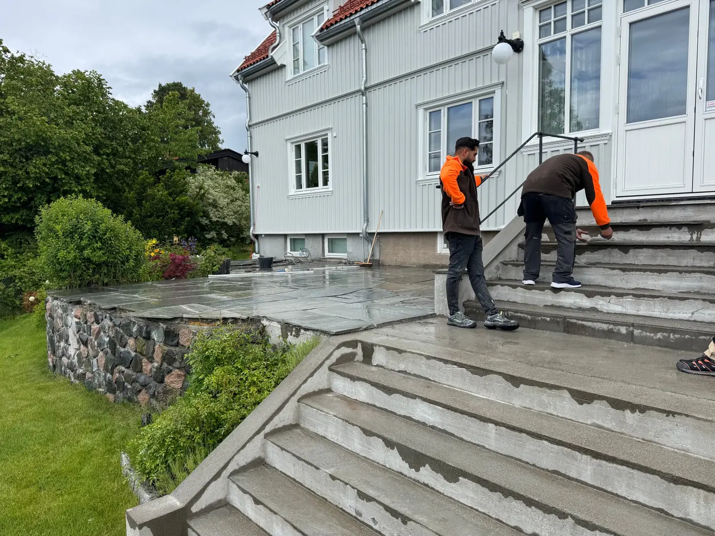 Skifertrapp under bygging ved et inngangsparti