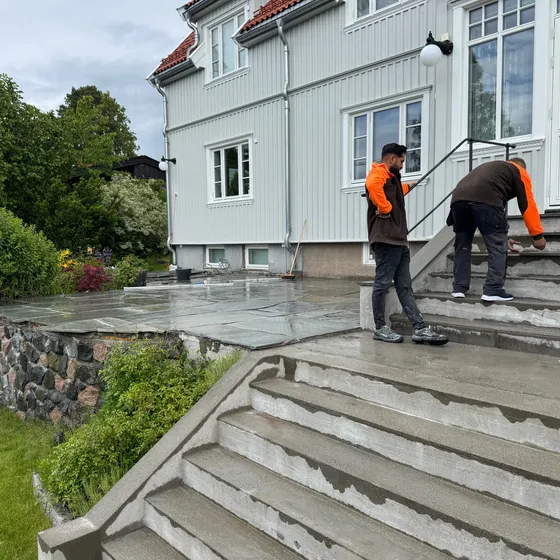 Skifertrapp under bygging ved et inngangsparti