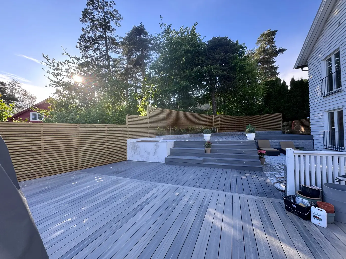 Terrasse i kompositt med levegg i kveldssol
