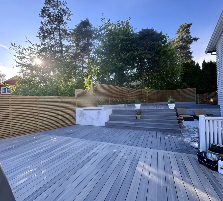 Terrasse i kompositt med levegg i kveldssol