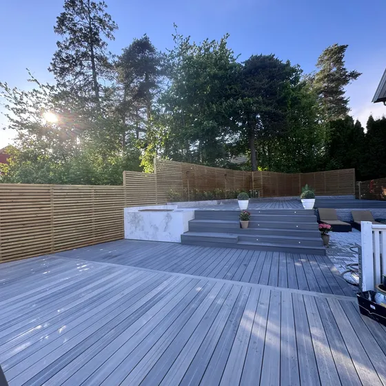 Terrasse i kompositt med levegg i kveldssol