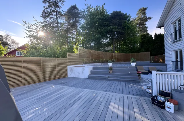 Terrasse i kompositt med levegg i kveldssol
